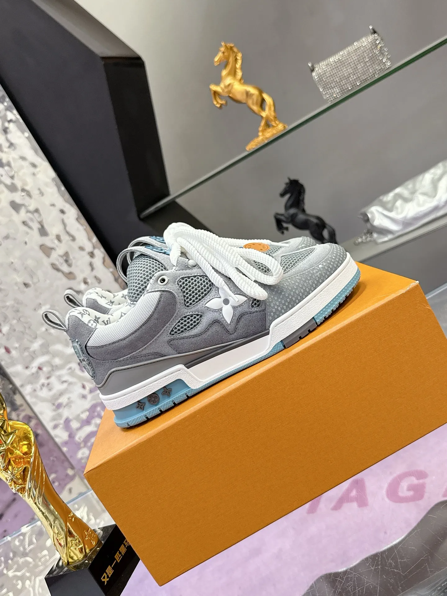 Factory price: 760💰 𝙇𝙑 𝟐𝟎𝟐5 𝐒𝐒 𝐧𝐞𝐰 Officially synchronized new colors💗 Louis Vuitton catwalk skateboard shoes are a hit, LOUIS VUITTON Trainer is undoubtedly one of the most successful Sneakers launched by luxury brands, but the pace of exploration will not stop. LOUISVUITTON will also bring a new series of skateboard shoes in the spring of 2025. The new series in the picture returns to the 90s Chunky Skate Shoes look and feel. The uppers are made of leather and mesh. The fat silhouette and thick shoelaces are very eye-catching. It is expected to have quite a few colors like the Trainer. Judging from the previous DIOR show skate shoes, this chunky style may be even stronger next year.  💎 LV small bread series LV bread shoe series 😘 Couple model Size: Female 35-40 Male 39-44, customized 45, 46